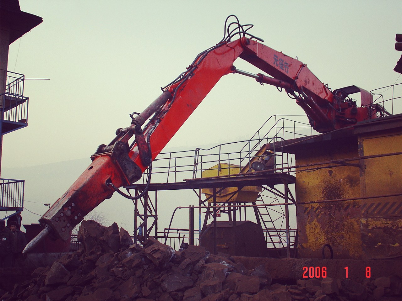 Sistema hidr&aacute;ulico de pluma rompe rocas