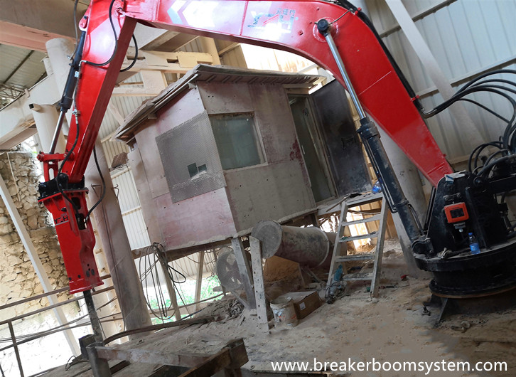 Sistema de pluma de pedestal tipo rompe rocas estacionaria