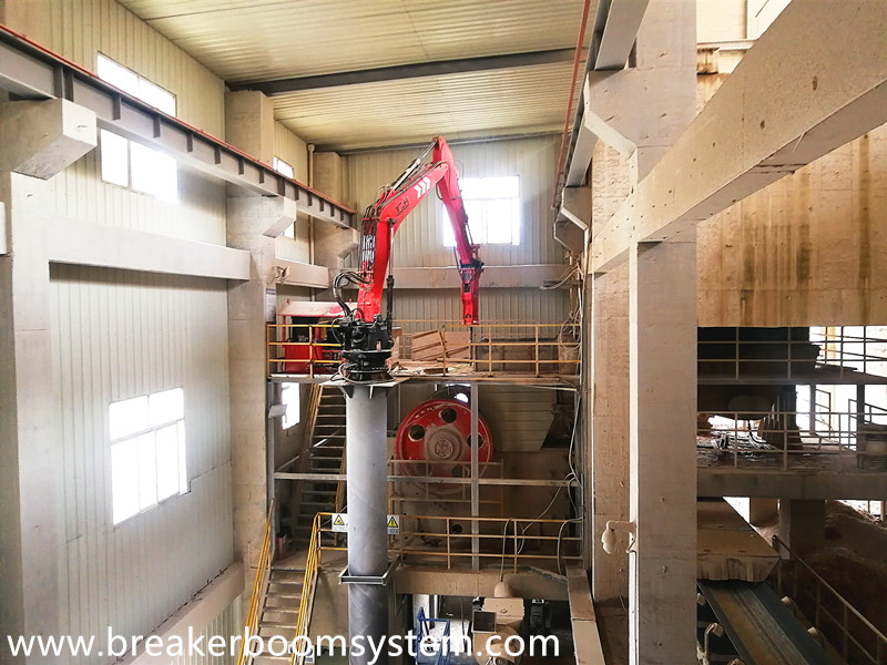 Se instal&oacute; el sistema de brazo de pedestal Rockbreaker en la tolva de la trituradora de mand&iacute;bula