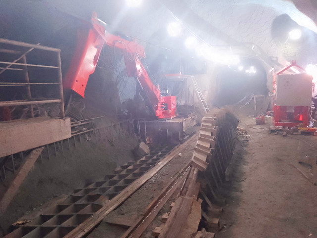 Pedestal Boom Rockbreaker System