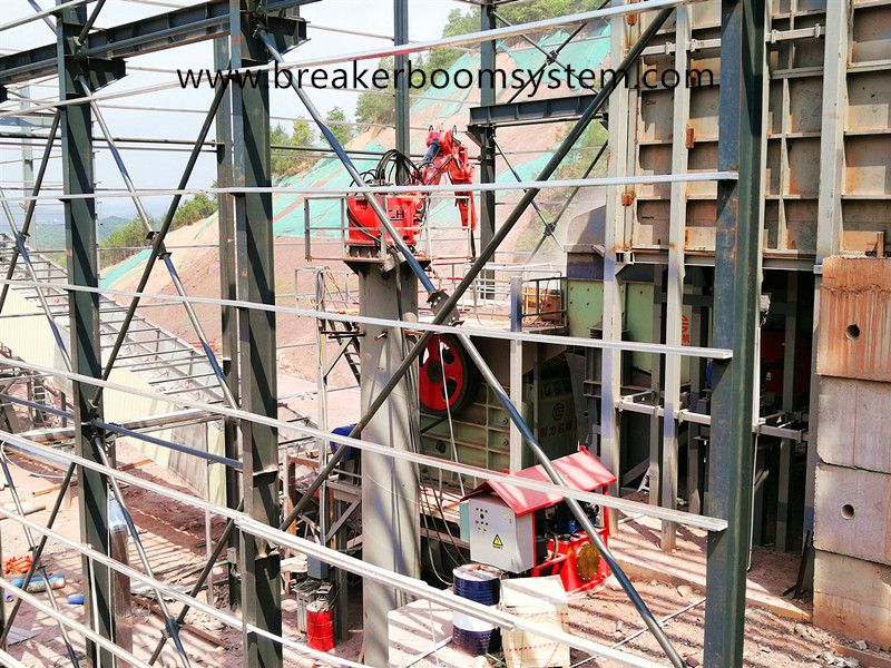 Sistema de trituradores de rocas con pluma de pedestal de tipo fijo para trituradora de mand&iacute;bula