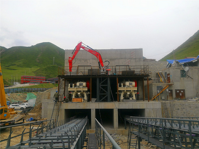Un conjunto de sistema de roca yzh resuelve el problema de la tolva obstruida de dos conjuntos de trituradoras de mandíbula.