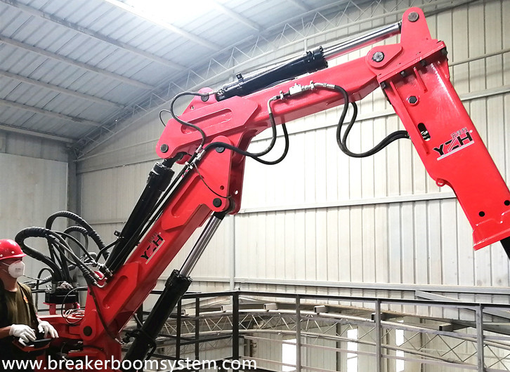 Sistema de pluma rompe rocas con pedestal fijo